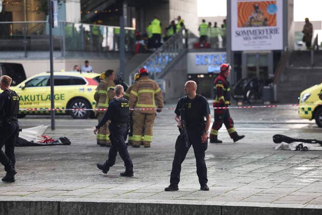 KÖOENHAMN 20220703 Police and rescue vehicles nearby where several people have been hit in a shooting at a shopping centre in Copenhagen Several people were shot dead at the shopping centre in Copenhagen, police said at a press conference KÖPENHAMN DANMARK x10600x  Copyright: xAndreasxHillergrenxx xTTx KÖPENHAMNSKOTT
