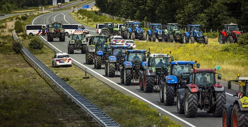 2022 07 04 14 42 48 HAPERT The police are present on the A67 near Eindhoven to intervene in a farmers protest At Hapert, the road was blocked by several agricultural vehicles, but according to the police, traffic is moving there again ANP ROB ENGELAAR netherlands out belgium out  Copyright: xx x451318942x originalFilename: 451318942.jpg