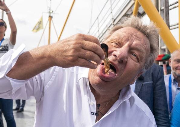 2022 07 06 11 44 04 YERSEKE Mussels are fished on the Oosterschelde during the season start of the Zeeland bottom culture mussels Jan Boskamp receives the first basket ANP JEROEN JUMELET netherlands out belgium out  Copyright: xx x451397426x originalFilename: 451397426.jpg