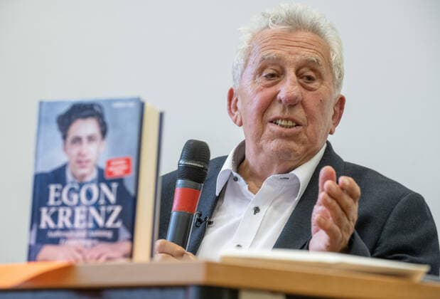 Egon Krenz, last SED General Secretary, presents Volume I of his autobiography, Berlin, 07 07 2022 Germany, 07 07 2022, Berlin, Friedrichshain, Egon Krenz, born 1937, last General Secretary of the SED, presents the first part of his autobiography planned for three volumes, title Aufbruch und Aufstieg, edition ost, Eulenspiegel publishing group, readi