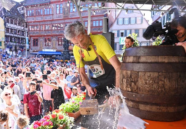 Tuebingen 08 07 2022 Mayor Boris Palmer The Greens in a beer skirt and in cycling gear at the tapping of the barrel for the opening of the city festival 2022 on the marketplace ULMER