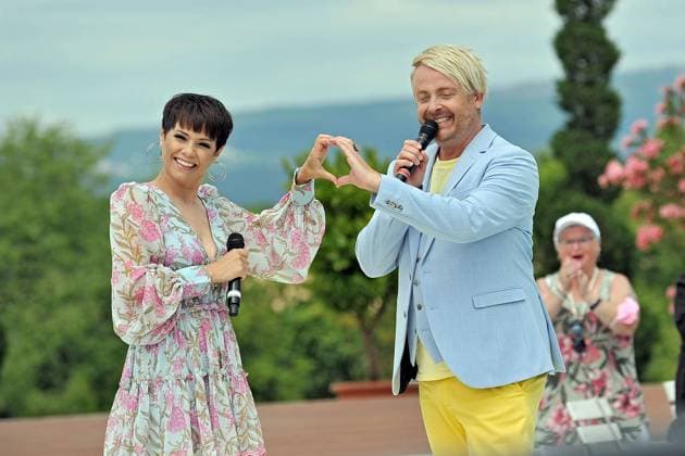 ZDF Fernsehgarten entertainer Ross Antony and singer Francine Jordi during the ZDF entertainment show Fernsehgarten on 10 07 2022 in Mainz 20220710MWI25244