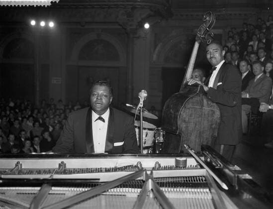 Anefo photo collection. In the series Jazz at the Philharmonic in the Concertgebouw, performance by the Oscar Peterson Trio. Peterson plays the piano, the bass player is Ray Brown .. April 11, 1959. Amsterdam, Noord-Holland Copyright: xpiemagsx pienatarchpart216092021-34470 !ACHTUNG AUFNAHMEDATUM GESCHÄTZT!