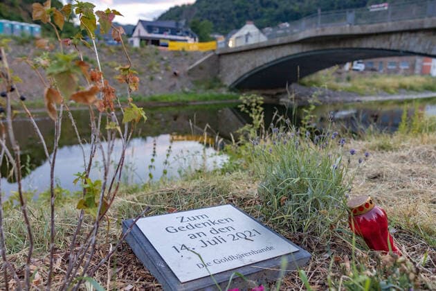 Commemorative plaque to the flood disaster at the Ahr bridge On the eve of the anniversary of the flood disaster of 14 07 2021, the region is still in the process of reconstruction In numerous corners are still clear traces of destruction 13 07 2022 Ahrweiler Altenahr Rhineland Palatinate Germany