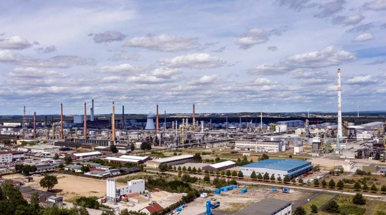 PCK Refinery Schwedt Schwedt, 14 07 2022 Aerial view PCK Raffinerie GmbH in Schwedt The PCK refinery in Schwedt is supplied with crude oil from Russia via the Freundschaft pipeline The PCK refinery in Schwedt could be converted in the long term to produce climate-neutral kerosene Schwedt Brandenburg Germany