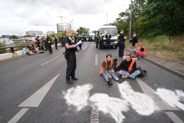 Demonstration GER, Berlin,20220715, Demo , Demonstration climate protection in Berlin at the Sachsendamm, highway, demonstrators stick on the highway