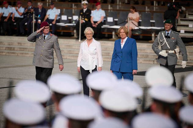 Berlin, Vow 2022 in the BMVg About 400 recruits take a solemn vow in memory of the German resistance of 20 July 1944 on 20 07 2022 in the Federal Ministry of Defense in Berlin In the picture you can see Defense Minister Christine Lambrecht, Bundestag President Bärbel Bas and the Inspector General of the German Arm
