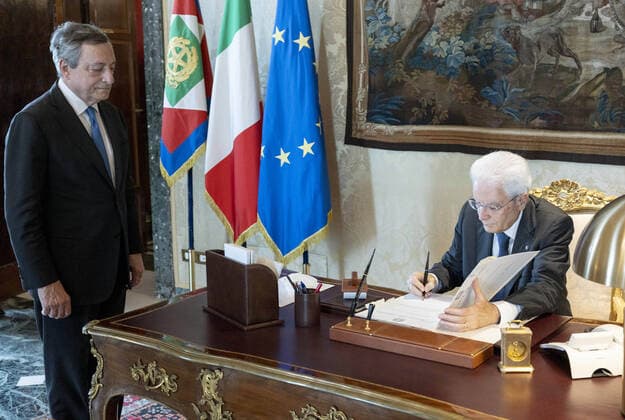 photo IPP spgr Paolo Giandotti rome 21 07 2022 government crisis resignation of the prime minister mario draghi in the photo the President of the Republic Sergio Mattarella and Prime Minister Mario Draghi sign the decree to dissolve the chambers  0