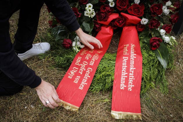Kevin Kuehnert, Secretary General of the SPD, lays a wreath for the SPD party executive at the Falken Neukoelln, on the occasion of the commemoration of the victims of the attacks in Oslo and Utoya 11 years ago Berlin, 22 07 2022 Berlin Germany Copyright: xJaninexSchmitz photothek.dex