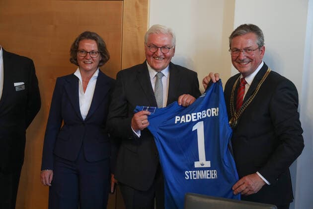 Libori meal in Paderborn City Hall DEU, Germany, North Rhine Westphalia, Paderborn, 24 07 2022 Guest of honor Frank Walter Steinmeier, Federal President center receives as a gift a jersey of SC Paderborn Ina Scharrenbach CDU , Minister for Home Affairs, Local Government, Construction and Digitalization of the State of North Rhine Westphalia left and the