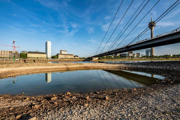 Rhine near Düsseldorf, extreme low water, Rhine level at 81 cm, tendency falling, after long drought the left bank of the Rhine falls dry, near Düsseldorf Oberkassel, Rheinkniebrücke, Rheinturm, NRW, Germany, Rhine Low Water