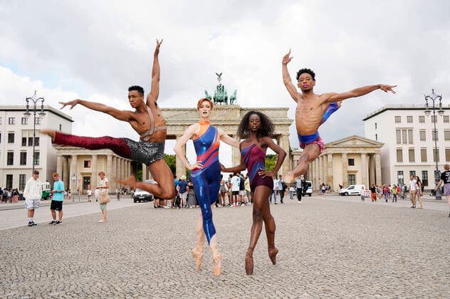Brandon Gray, Jillian Davis, April Watson and Addison Ector from Complexions Contemporary Ballet at the photo session for the ballet premiere of Star Dust From Bach to Bowie at the Brandenburg Gate Berlin, 26 07 2022 Foto:xT.xBartillax xFuturexImage