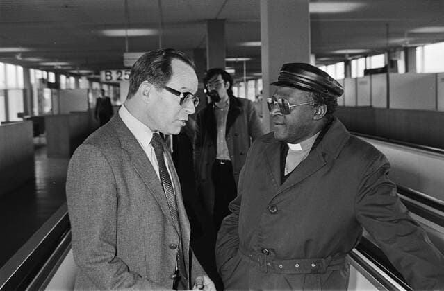 Anefo photo collection. Arrival SG South African Council of Churches, Desmond Tutu at Schiphol, after invitation Dutch Council of Churches, Desmond Tutu greeted by Dr. Fiolet. March 19, 1981 Copyright: xpiemagsx pienatarchpart417102021-38530 !ACHTUNG AUFNAHMEDATUM GESCHÄTZT!
