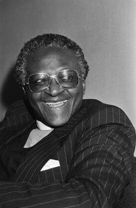 Anefo photo collection. Arrival SG South African Council of Churches, Desmond Tutu at Schiphol, after invitation Dutch Council of Churches, Desmond Tutu. March 19, 1981 Copyright: xpiemagsx pienatarchpart417102021-38531 !ACHTUNG AUFNAHMEDATUM GESCHÄTZT!