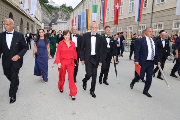 Premiere Duke Bluebeards Castle Salzburg Festival, 26 07 2022 Alexander van der BELLEN on foot on the way to the Felsenreitschule he did not let a few whistling demonstrators spoil his good mood