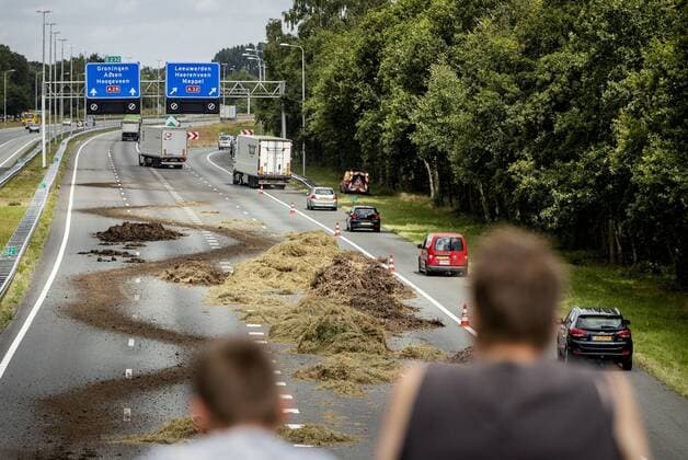 2022 07 27 12 21 26 STAPHORST Vehicles drive past hay dumped by farmers on the A28 Farmers activists are demonstrating in several places in the country against the government s nitrogen policy ANP SEM VAN DER WAL netherlands out belgium out  Copyright: xx x452358956x originalFilename: 452358956.jpg