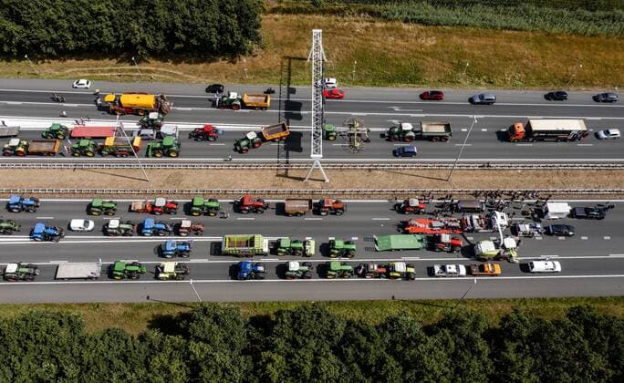 2022 07 28 11 52 20 AZELO Tractors are blocking the highway at the Azelo junction There are delays due to the slow moving agricultural vehicles In recent days, many farmers protests have seen tractors driving slowly on highways or blocking freeways to protest the cabinet s nitrogen plans ANP SEM VAN DER WAL netherlands out belgium out  Copyright: xx x452396109x originalFilename: 452396109.jpg