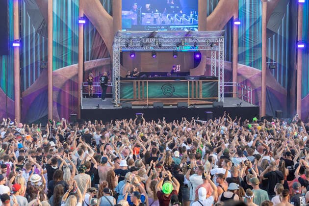First evening at the Open Beatz Festival in Herzogenaurach, 20 000 visitors are expected at Southern Germanys largest electronic beats festival The audience in front of the main stage Herzogenaurach Bavaria Germany
