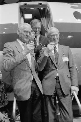 Anefo photo collection. Transfer 1st Fokker-100 to Swissair; During toast on stairs Fokker vlny Swissair Robert Staubli, van Duinen and Swart rope. February 29, 1988 Copyright: xpiemagsx pienatarchpart517102021-8837 !ACHTUNG AUFNAHMEDATUM GESCHÄTZT!