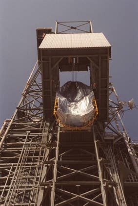 A piece of the fairing that will cover the Mars Odyssey Orbiter during rises up the gantry at Launch Pad 17-A, Cape Canaveral Air Force Station. The 2001 Mars Odyssey Orbiter is scheduled for launch on a Delta rocket April 7, 2001. Mars Odyssey contains three science instruments: THEMIS, the Gamma Ray Spectrometer (GRS), and the Mars Radiation Environment Experiment (MARIE). THEMIS will map the mineralogy and morphology of the Martian surface using a high-resolution camera and a thermal infrared imaging spectrometer. The GRS will achieve global mapping of the elemental composition of the surface and determine the abundance of hydrogen in the shallow subsurface. The MARIE will characterize aspects of the near-space radiation environment with Copyright: xpiemagsx piemagsspace-17070 !ACHTUNG AUFNAHMEDATUM GESCHÄTZT!