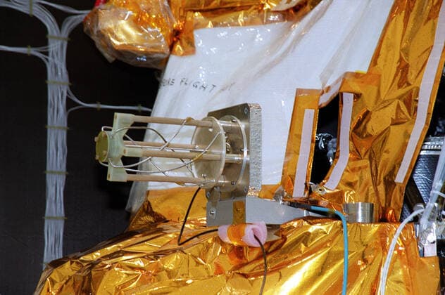 Shown in this closeup is the UHF antenna on the Mars Odyssey Orbiter. The antenna is undergoing testing in the Spacecraft Assembly and Encapsulation Facility (SAEF 2). The 2001 Mars Odyssey Orbiter, scheduled for launch April 7, 2001, contains three science instruments: THEMIS, the Gamma Ray Spectrometer (GRS), and the Mars Radiation Environment Experiment (MARIE). THEMIS will map the mineralogy and morphology of the Martian surface using a high-resolution camera and a thermal infrared imaging spectrometer. The GRS will achieve global mapping of the elemental composition of the surface and determine the abundance of hydrogen in the shallow subsurface. The MARIE will characterize aspects of the near-space radiation environment with regards t Copyright: xpiemagsx piemagsspace-17205 !ACHTUNG AUFNAHMEDATUM GESCHÄTZT!