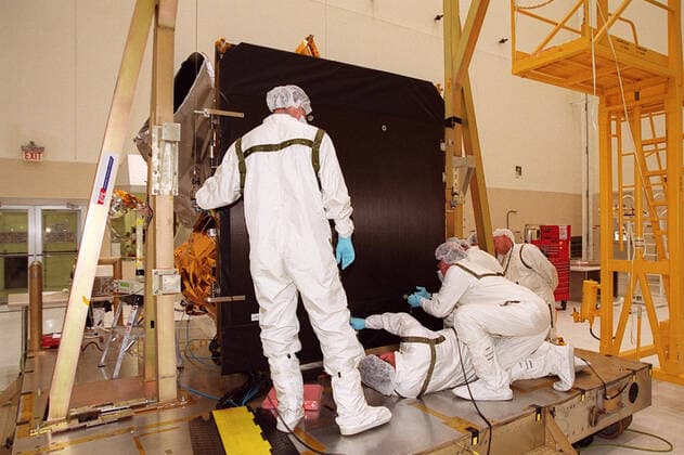 Workers in the Spacecraft Assembly and Encapsulation Facility (SAEF 2) reattach the solar panel on the 2001 Mars Odyssey Orbiter in order to conduct illumination testing. Scheduled for launch April 7, 2001, the orbiter contains three science instruments: THEMIS, the Gamma Ray Spectrometer (GRS), and the Mars Radiation Environment Experiment (MARIE). THEMIS will map the mineralogy and morphology of the Martian surface using a high-resolution camera and a thermal infrared imaging spectrometer. The GRS will achieve global mapping of the elemental composition of the surface and determine the abundance of hydrogen in the shallow subsurface. The MARIE will characterize aspects of the near-space radiation environment with regards to the radiation- Copyright: xpiemagsx piemagsspace-17260 !ACHTUNG AUFNAHMEDATUM GESCHÄTZT!