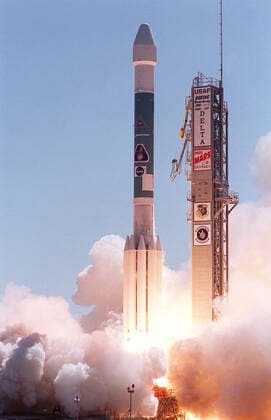 The Boeing Delta II rocket carrying the 2001 Mars Odyssey spacecraft leaps through the smoke into a clear blue sky. Liftoff occurred at 11:02 a.m. EDT. The launch sends the Mars Odyssey on an approximate 7-month journey to orbit the planet Mars. The spacecraft, built by Lockheed Martin Space Systems for the Jet Propulsion Laboratory, will map the Martian surface looking for geological features that could indicate the presence of water, now or in the past. Science gathered by three science instruments on board will be key to future missions to Mars, including orbital reconnaissance, lander and human missions Copyright: xpiemagsx piemagsspace-17700 !ACHTUNG AUFNAHMEDATUM GESCHÄTZT!