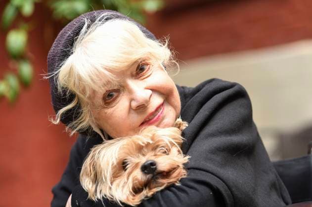 Ingrid Steeger with her dog Lumpi at the opening of the Marilyn Monroe special exhibition on the occasion of the 60th anniversary of Marilyn Monroes death at Kunstladen Hannover, 05 08 2022 Foto:xN.xHeuselx xFuturexImage
