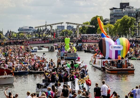 2022 08 06 15 11 13 AMSTERDAM Participants on a boat during the Canal Parade After two years of absence, the boat parade will be held again, the highlight of Pride Amsterdam ANP REMKO DE WAAL netherlands out belgium out  Copyright: xx x452749527x originalFilename: 452749527.jpg