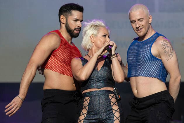 Favorite songs Germanys biggest earworm spectacle entertainment favorite songs on 06 08 2022 in Bonn North Rhine Westphalia Michelle stands in Bonn with two dancers on stage Bonn Rheinaue North Rhine Westphalia Germany Copyright: xMarcoxSteinbrenner Kirchner-Mediax