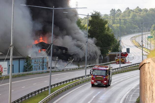GÖTEBORG 20220808 A major fire broke out in an industrial building in Kallered in the municipality of Mölndal on Monday morning The E6 has been closed in both directions due to the fire GÖTEBORG SWEDEN x9200x  Copyright: xAdamxIhse TTx BRAND GÖTEBORG