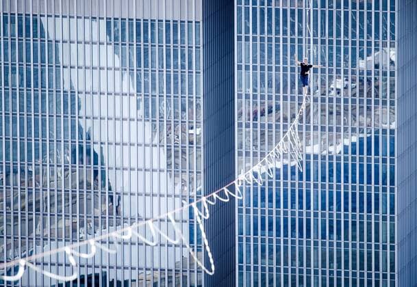 2022 08 09 11 58 52 ROTTERDAM The Estonian slackliner Jaan Roose walks at a height of almost 188 meters over a webbing from De Rotterdam on the Wilhelminapier to the De Zalmhaven towers at the Erasmus Bridge ANP SEM VAN DER WAL netherlands out belgium out  Copyright: xx x452851807x originalFilename: 452851807.jpg