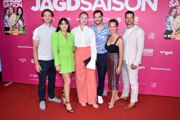 August Wittgenstein, Almila Bagriacik, Rosalie Thomass, director Aron Lehmann, Marie Burchard and Tobias Licht at the Jagdsaison film premiere on 10 08 2022 in Berlin Jagdsaison film premiere in Berlin