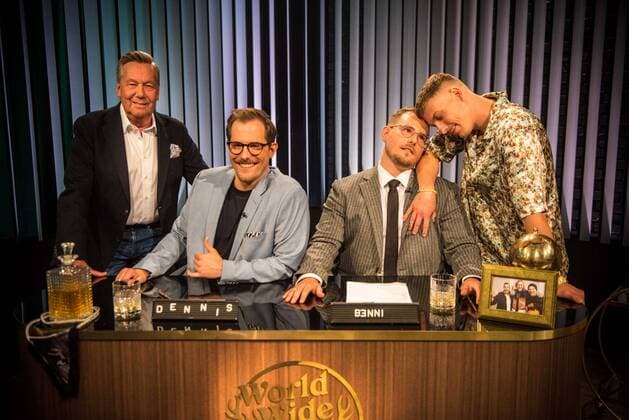 09 08 2022 xesx Frankfurt am Main hr fernsehen recording late night game show world wide living room with from left hit legend Roland Kaiser, twins and entertainers Dennis and Benjamin Benni Wolter, comedian Felix Lobrecht ES