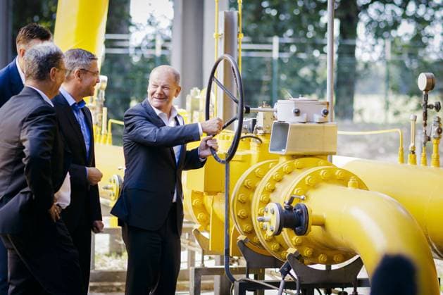 Olaf Scholz SPD , German Chancellor, visits Potsdams municipal utilities at the invitation of Potsdams Mayor Mike Schubert SPD to learn about the security of energy supply for the city of Potsdam Potsdam, 12 08 2022 Potsdam Germany Copyright: xThomasxTrutschelx