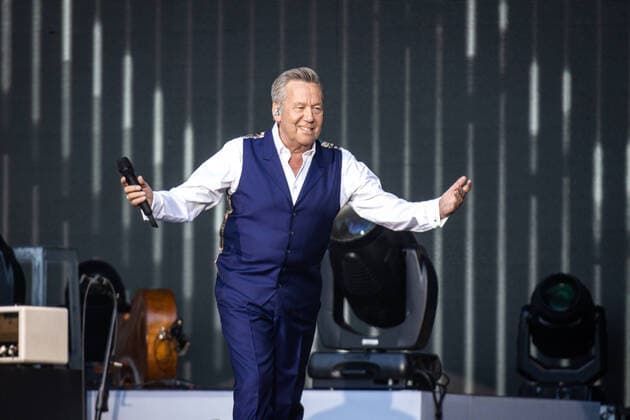 The singer Roland Kaiser with band with the Unser Sommer Open Air Tour 2022 at his live performance at the Kunstrasen Open Air in Bonn 13 08 2022