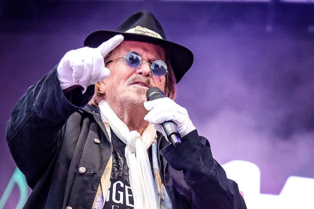 13 08 2022, xlakx, entertainment music, SchlagerHammer Tour 2022 in Oranienburg emspor, v l Frank Zander he is awarded the Schlager Radio Prize for his lifes work in the Oranienburg Castle Park at the SchlagerHammer Tour 2022 Oranienburg