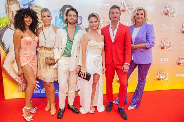 2022 08 15 19 34 22 AMSTERDAM The cast members during the red carpet for the premiere of the romantic feel good film Hart in the right place in Royal Theater Tuschinski ANP WESLEY DE WIT netherlands out belgium out  Copyright: xx x453117860x originalFilename: 453117860.jpg