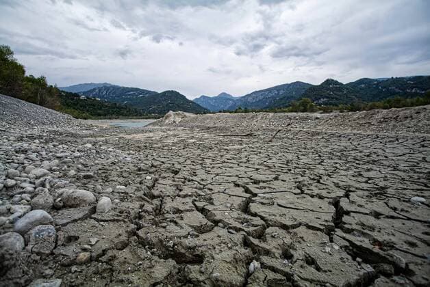 Bilder des Jahres 2022, News 08 August News Themen der Woche KW33 (220817) -- ALPES-MARITIMES, Aug. 17, 2022 -- Photo taken on Aug. 17, 2022 shows a view of the artificial Broc lake near Nice, Alpes-Maritimes, southern France. In July, France received a total of 9.7 millimeters of rainfall on average , making it the driest July since 1959, as well as the fourth hottest month since 1900, Le Figaro quoted meteorologist Cyrielle Duchesne as saying. (Photo by Xinhua) FRANCE-ALPES-MARITIMES-BROC LAKE-DROUGHT SergexHaouzi