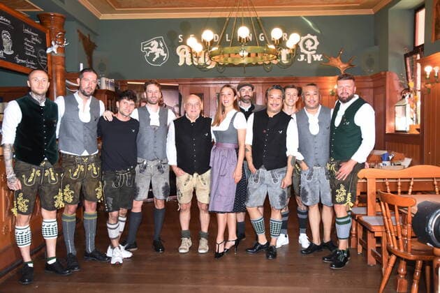 Out of order Xaver Singer Hay Wu DR Axel Munz Angermaier Tracht owner with Dung Wu Distorted People Modelavel founders and dressmen and model Ellen Munich 18 08 2022 Sendlinger Augustiner Wirtschaft Angermaier Trachten Collection Praesendation with Distorted People Modelavel Munich