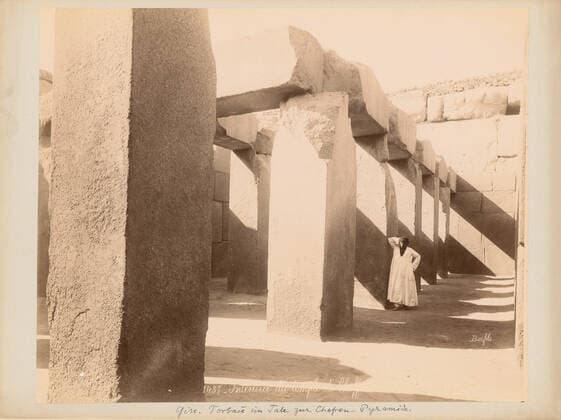Bonfils FÃ lix (1831-1885), gate building in the valley to the Chephren pyramid in Giza (without date): View. Photo on cardboard, 23.9 x 32 cm (including scan edges) Bonfils FÃ lix (1831-1885): Torbau im Tale zur Chephrenpyramide, Gizeh Copyright: xpiemagsx archberppie01082022-69215 !ACHTUNG AUFNAHMEDATUM GESCHÄTZT!