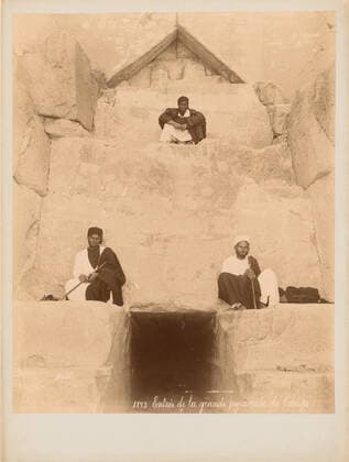 Bonfils FÃ lix (1831-1885), entrance to the cheop pyramid in Giza (without dat.): View. Photo on cardboard, 32 x 24.1 cm (including scan edges) Bonfils FÃ lix (1831-1885): Eingang zur Cheopspyramide, Gizeh Copyright: xpiemagsx archberppie01082022-69216 !ACHTUNG AUFNAHMEDATUM GESCHÄTZT!