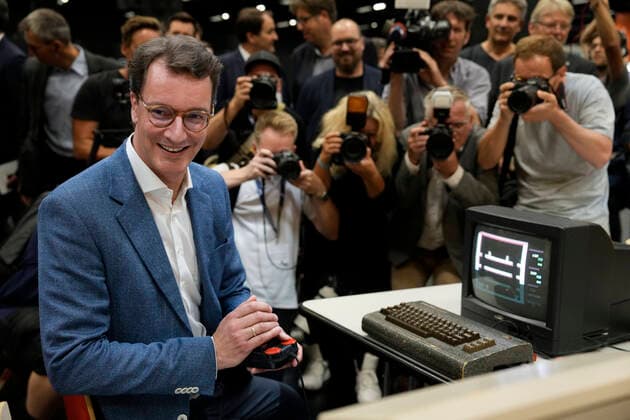 Official Political Opening Gamescom 2022 Current, 24 08 2022, Koeln,NRW Ministerpraesident Hendrik Wuest at a retro C64 computer with joystick during the tour of Gamescom 2022 at the stand of Buntspecht Games Koeln Nordrhein Westfalen Germany