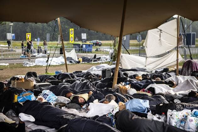 2022 08 26 07 04 56 TER APEL Asylum seekers sleep at the application center in Ter Apel For the third night in a row, about 700 people slept outside last night at the registration center where it has been busy for months Asylum seekers centers no longer have a place and status holders cannot move on to a home due to, a  Copyright: xx x453526887x originalFilename: 453526887.jpg