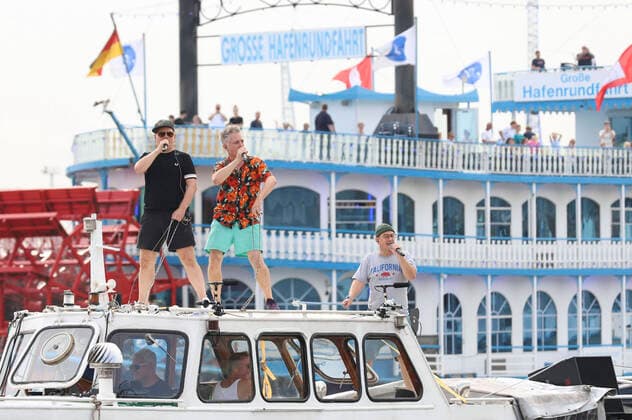 King Boris, Dokter Renz and Björn Beton from Fettes Brot at a surprise concert on a barge in the port of Hamburg on the Elbe Hamburg, 26 08 2022 Foto:xgbrcix xFuturexImage