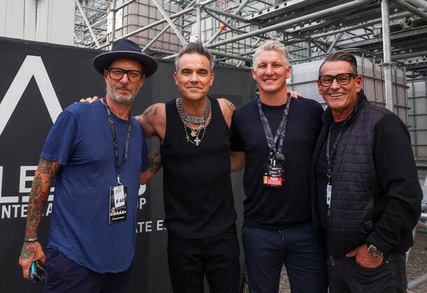 27 08 2022, Munich, GER, Bavaria Sounds, Munich, ROBBIE WILLIAMS, in the picture Florian Wieder, Klaus, Leutgeb, Bastian Schweinsteiger, Robbie williams,
