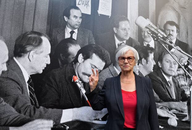 Bilder des Jahres 2022, News 08 August News Themen der Woche KW35 News Bilder des Tages Polen, Feierlichkeiten am 42. Jahrestag der Solidarnosc Augustvereinbarungen in Danzig Poland Marks The 42nd Anniversary Of Solidarity Agreement Danuta Walesa, the wife of Lech Walesa, co-founder and former head of Solidarity (Polish: Solidarnosc), the Soviet bloc s first independent trade union, stands next to the famous 1980 photo on the 42nd anniversary of the Gdansk Agreement, which allowed the Solidarity trade union to be established. On Wednesday, August 1, 2022, in Gdansk, Poland. Gdansk Poland Copyright: xArturxWidakx originalFilename: widak-polandma220831_npCtO.jpg