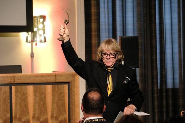 01 09 2022 xkhx Kassel Annual award by the BrücknerKühnner Foundation and the City of Kassel Helge Schneider will receive the Kassel Literature Award for Grotesque Humor in 2022 Picture shows award winner Helge Schneider with the award