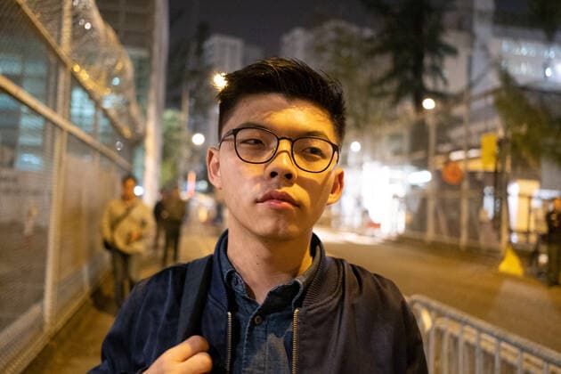 HONG KONG - JOSHUA WONG HONG KONG -JOSHUA WONG Joshua Wong, leader de Hong Kong de l opposition democratique Ã la Republique Populaire de Chine devant le centre de dÃ tention de Lai Chi Kok oÃ¹ il Ã tait dÃ tÃ nu en Juin. Joshua Wong, Hong Kong leader of the democratic opposition to the People s Republic of China in front of the Lai Chi Kok detention centre where he was detained in June. Hong Kong Hong Kong 