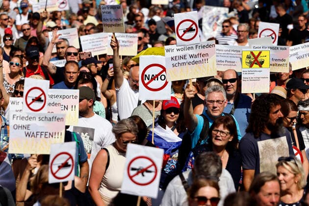 At a pro-Russian demonstration with parade through downtown Cologne, participants waved Russian and German flags, criticized arms supplies to Ukraine but also Corona measures, mandatory vaccination, NATO and price increases of gas and other raw materials Cologne, 04 09 2022 NRW Germany Copyright: xChristophxHardtx